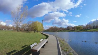 Göletin kıyısındaki tahta yol.