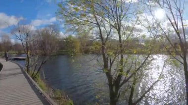 Göletin kıyısındaki tahta yol.