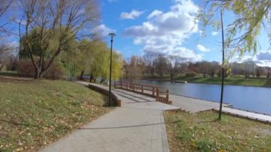 Ahşap iskele ve banklar