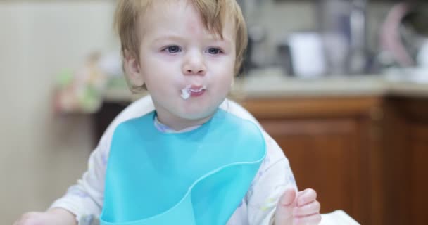 男孩用勺子喂奶酪 — 图库视频影像