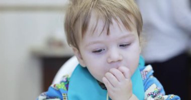 Bebek spagetti yiyor.