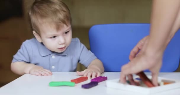 Kind spielt mit Knetmasse bunt — Stockvideo