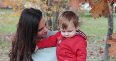 Sonbahar kenti parkında bir oğlan
