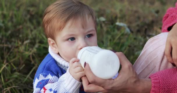 Chłopiec pijący mleko z mamą — Wideo stockowe