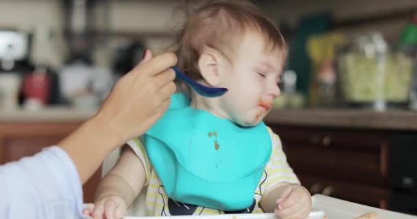 Niño come carne. — Vídeo de stock