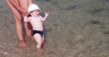 Sahilde anne ile çocuk çocuk