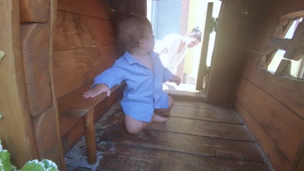 木造の家の中の赤ん坊 — ストック動画