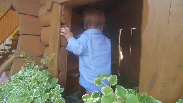 Дитячий хлопчик в дерев'яному будинку — стокове відео