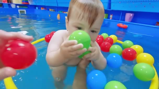 Swimming lessons in the pool — Stock Video