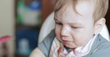 Bebek püre yapmayı reddediyor.