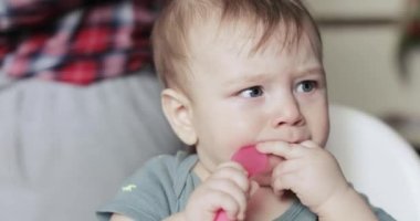 Bebek üzümlü püre yiyor.