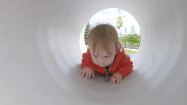 男婴在管 — 图库视频影像