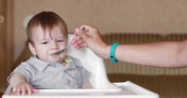 Bebé comiendo puré de papas — Vídeos de Stock