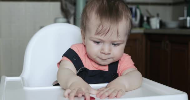 Niño comiendo rábanos — Vídeos de Stock