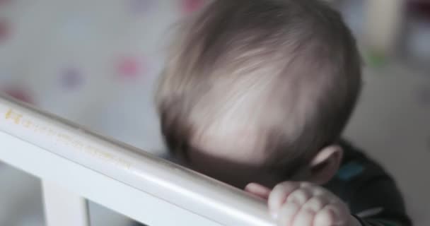 Chłopiec dziecko w łóżeczku — Wideo stockowe