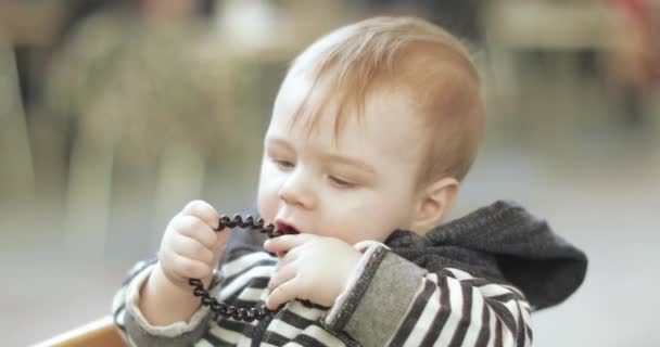 Baby Boy w centrum handlowym — Wideo stockowe
