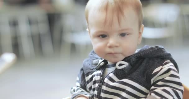 Alışveriş merkezinde bebek çocuk — Stok video