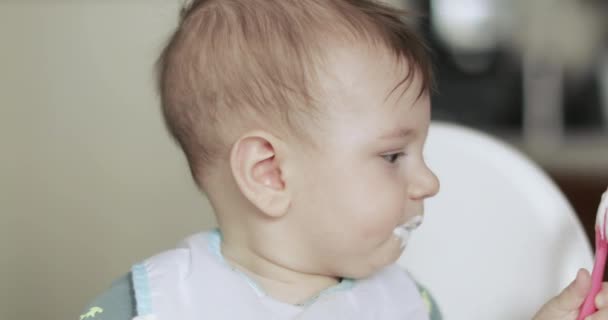 Child boy eats cottage cheese — Stock Video