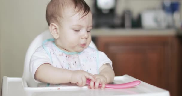 Bebê menino comer purê de groselha — Vídeo de Stock