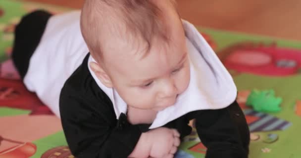 Op de mat baby van spelen — Stockvideo