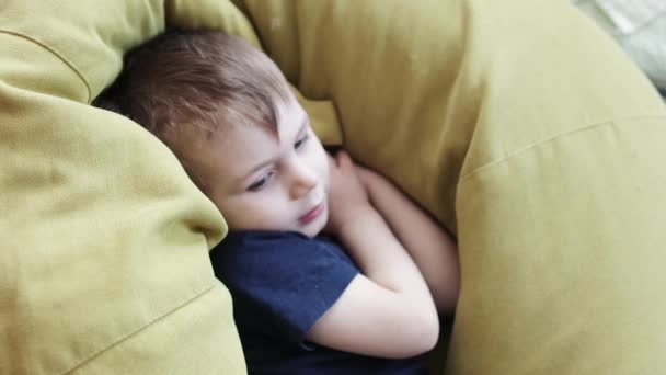 Ragazzo guardando la tv in una sedia senza telaio — Video Stock