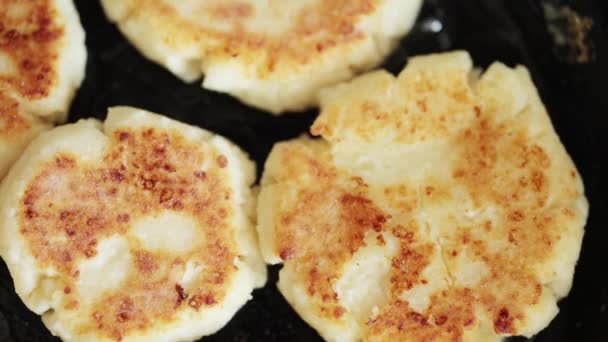 Os bolos de queijo fritam-se em uma panela de ato de fritar — Vídeo de Stock