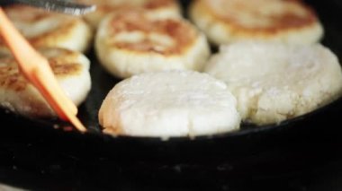 Peynirli kekler kızartma tavasında kızartılır.