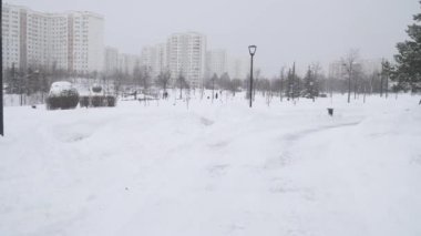Moskova 'nın Yuzhnoye Butovo kentindeki bir yerleşim bölgesinde şiddetli bir kar yağışı sonrasında parkta yollar temizlendi.