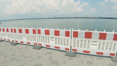 Dinyeper seti üzerindeki geçici plastik çitler.