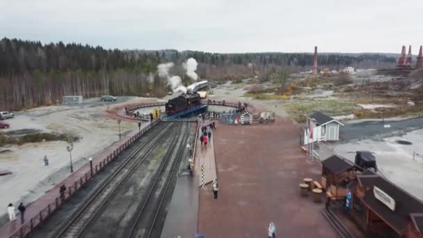 Giradiscos para girar una locomotora de vapor en la estación Ruskeala — Vídeo de stock
