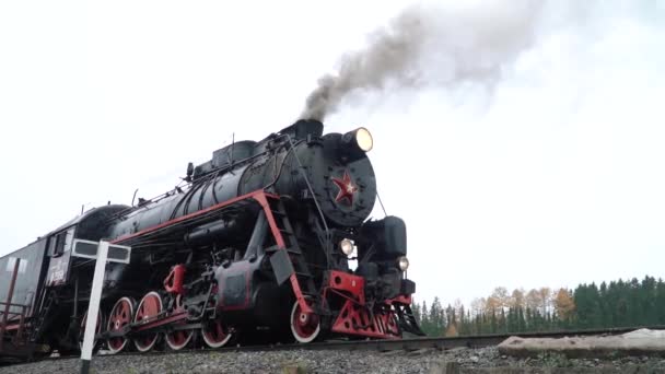 Locomotiva a vapor L-3958 e carros do Ruskeala Express ao longo da rota Sortavala - Ruskeala Mountain Park — Vídeo de Stock