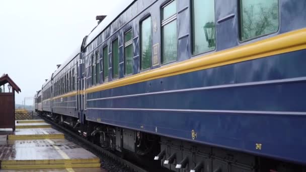 Chegada de um trem de passageiros na estação de Sortavela ao longo da rota Sortavala - Ruskeala Mountain Park — Vídeo de Stock