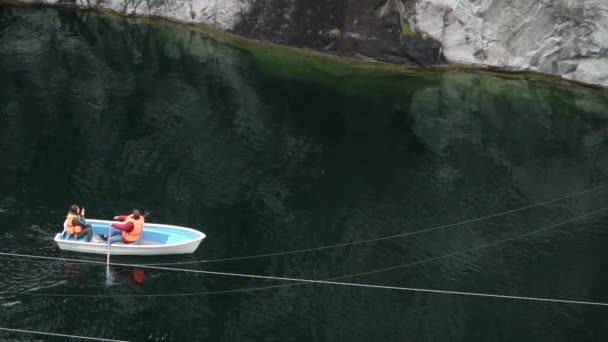 Turistas em um barco de prazer no lago no Ruskeala Mountain Park — Vídeo de Stock