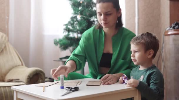 Mutter und Sohn kleben Papiertüten — Stockvideo