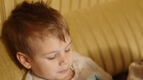 Niño enfermo comiendo albóndigas en la cocina — Vídeos de Stock