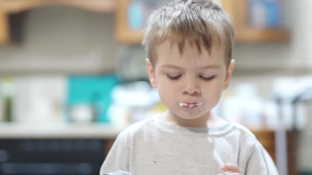 병에 걸린 어린이 가 부엌에서 만두를 먹고 있다 — 비디오