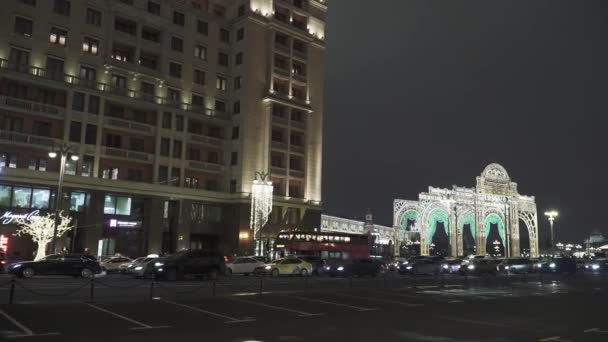 Новогодняя и рождественская подсветка и оформление улиц отеля "Метрополь" — стоковое видео
