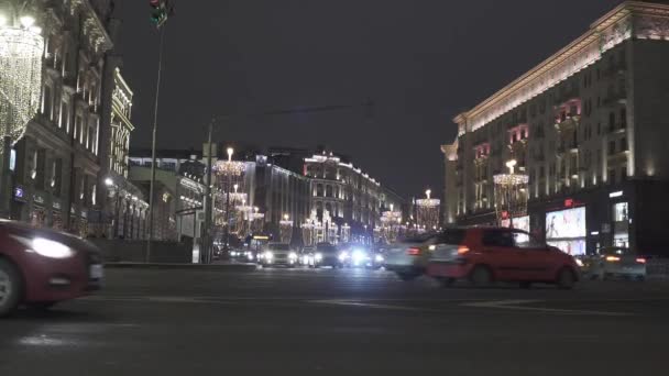 Año Nuevo y la iluminación de Navidad y la decoración de la calle en la intersección Okhotny Ryad y atasco de tráfico y el tráfico — Vídeos de Stock
