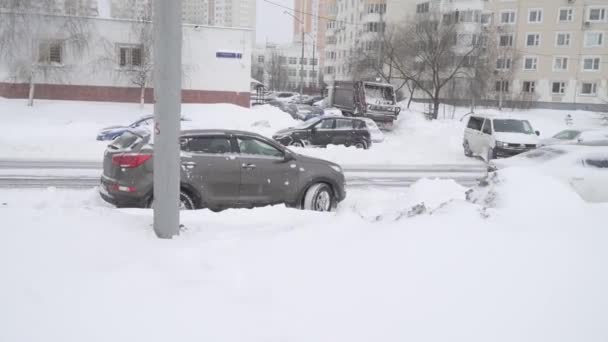 Coches cubiertos de nieve — Vídeos de Stock