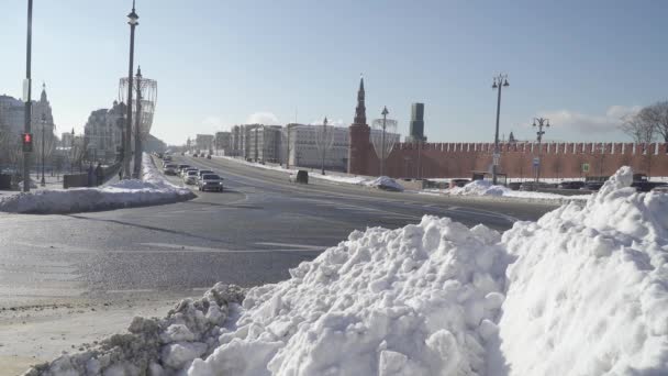 Uitzicht op de Bolsjoi Moskvoretsky brug na een zware sneeuwval van de zijkant van Zaryadye Park — Stockvideo