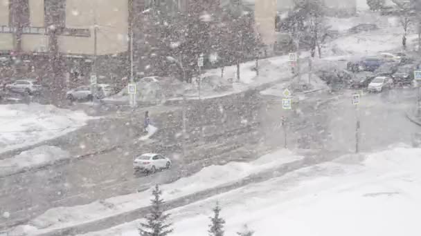 Grande neige sur le fond d'une intersection animée de la rue Gorchakov et de la rue Akademik Lazarev à Moscou — Video