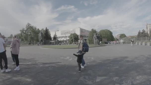Vista desde el terraplén MUSEON parque de las artes y caminar personas y ciclistas — Vídeos de Stock