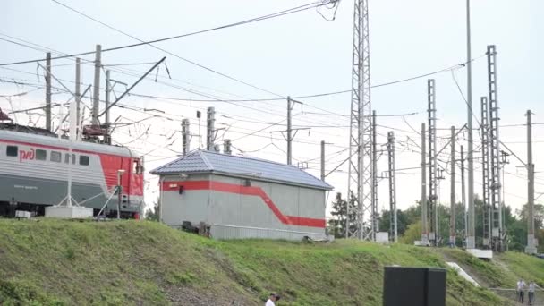 Uluslararası demiryolu ekipmanları ve teknoloji fuarı Fuarı 1520. Dinamik sergi. SSCB ve Rusya 'nın tarihi ve eski buhar lokomotifleri — Stok video