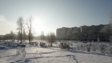 Şehir parkı karla kaplandı.