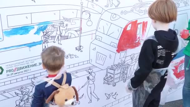 Kinder malen ein großes Bild — Stockvideo