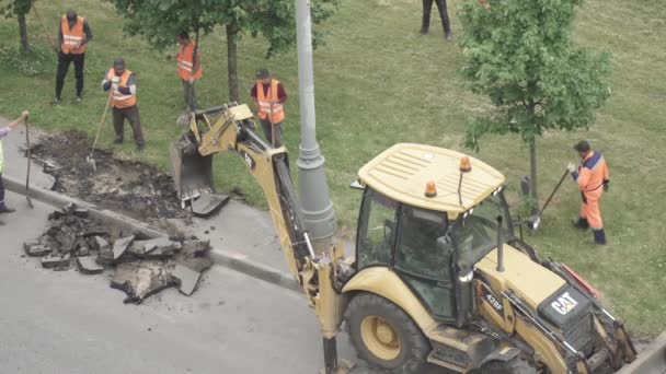 Reparación de asfalto con excavadoras y trabajadores de la carretera — Vídeos de Stock