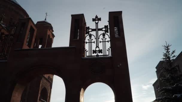 아르메니아 정교회 모스크바에 있다. 혹독 한 서리 속에 있는 교회 건물의 모습 — 비디오