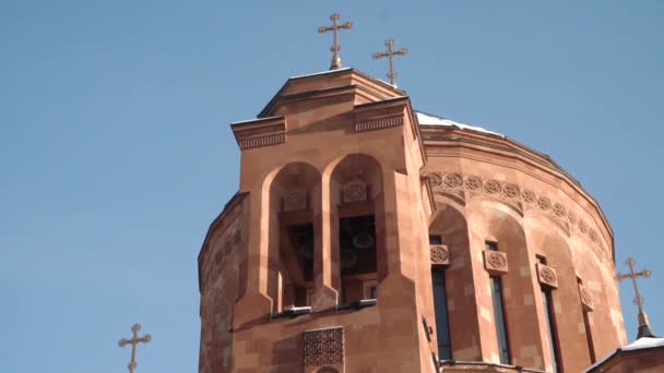 Armeniska apostoliska kyrkan i Moskva. Utsikt över kyrkan byggnaden från utsidan i svår frost — Stockvideo