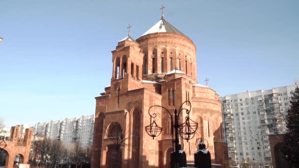 Moskova 'daki Ermeni Havari Kilisesi. Şiddetli don altında kilise binası dışarıdan görünüyor. — Stok video