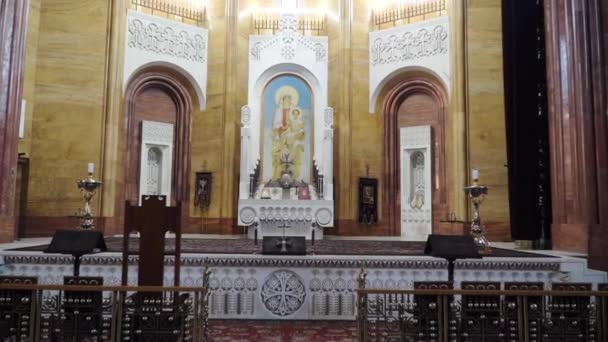 Iglesia Apostólica Armenia en Moscú. Iconostasis y cruces con iconos — Vídeo de stock